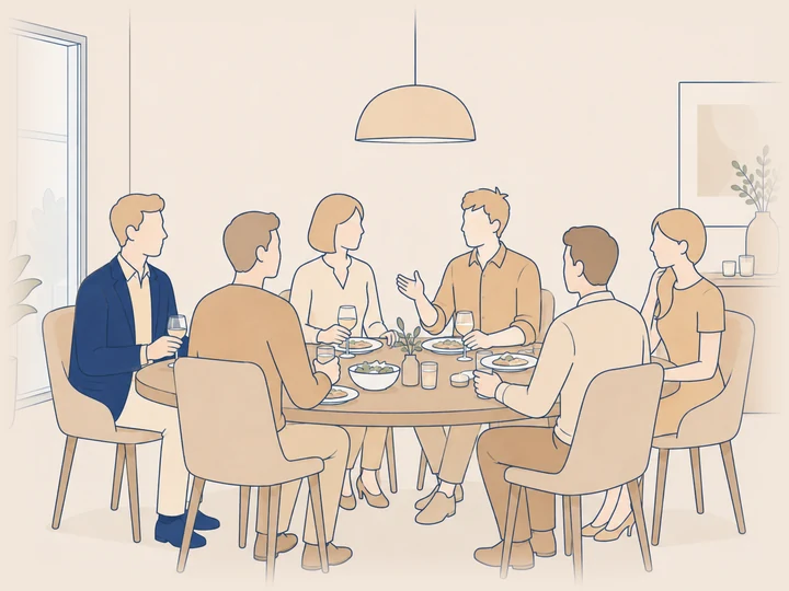 Syv personer sidder til middag om et rundt bord med tallerkener, vinglas og en skål salat; værten i blå blazer sidder til venstre, og én gestikulerer midt i en fortælling.